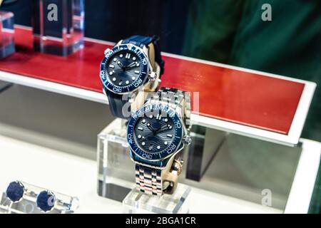 Ginevra, Svizzera, marzo 2020 Omega orologio, vetrina con orologi meccanici alla moda in vendita, Omega è di lusso svizzera produttore di orologi Foto Stock