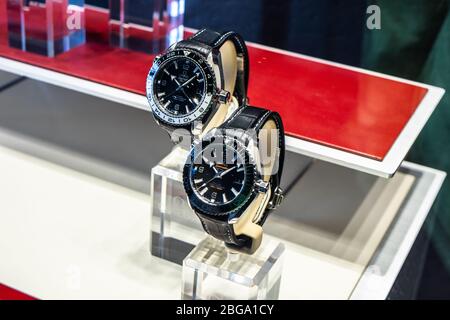 Ginevra, Svizzera, marzo 2020 Omega orologio, vetrina con orologi meccanici alla moda in vendita, Omega è di lusso svizzera produttore di orologi Foto Stock