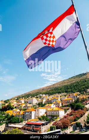 Città di Dubrovnik e bandiera nazionale in Croazia Foto Stock