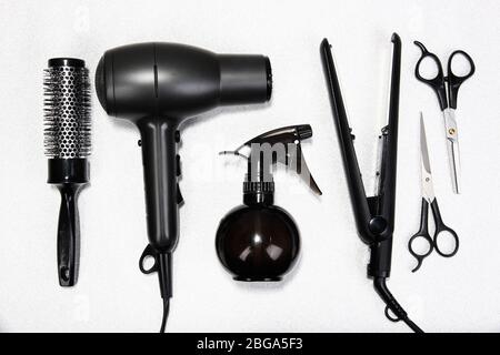 Utensili per parrucchieri su sfondo argento Foto Stock