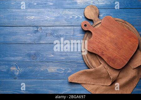 Tovagliolo pulito con taglieri su sfondo di legno Foto Stock