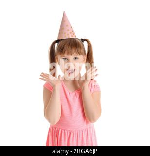 Bambina che celebra compleanno su sfondo bianco Foto Stock