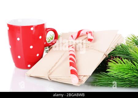 Caramelle natalizie, tazza con bevanda calda e lettere per Santa, isolato su bianco Foto Stock