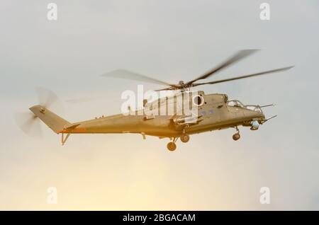 Elicottero militare con armi nel cielo Foto Stock