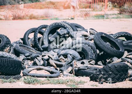 Pneumatici abbandonati Foto Stock