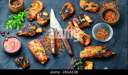 Deliziose costine di vitello alla griglia, costolette di manzo fritte Foto Stock