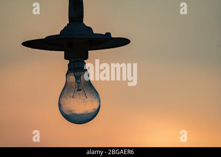 Una vista ravvicinata di una lampadina elettrica con uno sfondo bellissimo Foto Stock