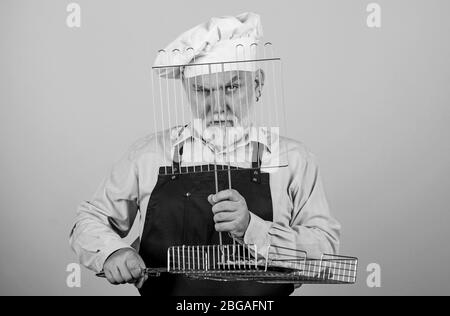 Ora di pranzo. cuocere gli uomini con la barba. utensili di cottura per barbecue. egli preferisce il cibo alla griglia. Per picnic e barbecue. Regole di cucina. preparare la cena per la famiglia. Week-end in famiglia. senior uomo in chef hat. Foto Stock