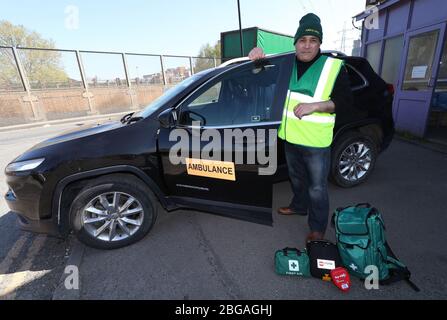 Jonathan Ganesh, presidente della Docklands Pappellers' Association (DVA) e un NHS Volontario Responder, con un'ambulanza donata da Elite Support Services per sostenere gli sforzi contro l'epidemia di Covid-19, a Londra. Il signor Ganesh, vittima dei bombardamenti IRA del 1996 che hanno devastato i docklands di Londra, e i membri del DVA si sono registrati con il programma di volontariato Your NHS Needs You per alleviare la pressione sul servizio sanitario fornendo forniture essenziali a coloro che sono autoisolanti. Foto Stock