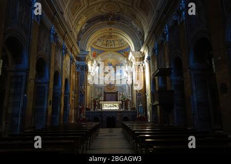 NEPI, ITALIA - 5 FEBBRAIO 2020: Interno dell'antica cattedrale neoclassica cattolica di Santa Maria Assunta e Sant'Anastasia Foto Stock