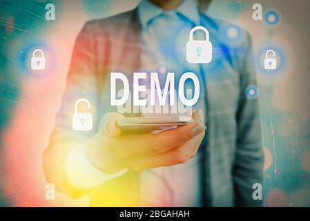 Scrittura a mano concettuale che mostra la demo. Concetto significato dimostrazione di tecniche e capacità di un prodotto riunione pubblica Foto Stock