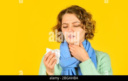 naso che cola causato da malattia. malato con laringite. Virale respiratoria acuta.ragazza malata con naso che cola.infezione influenzale e polmonite. Concetto di focolaio di coronavirus. Sintomi di malattia. Spazio di copia. Foto Stock