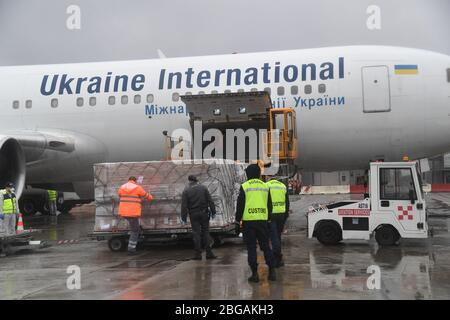 Roma. 20 aprile 2020. I lavoratori scaricano le forniture mediche da un aereo all'aeroporto Guglielmo Marconi di Bologna, 20 aprile 2020. La pandemia di coronavirus ha causato 24,114 vite in Italia bloccata, poiché per la prima volta le infezioni attive totali sono diminuite da quando la pandemia è scoppiata nelle regioni settentrionali il 21 febbraio, secondo gli ultimi dati pubblicati lunedì dal Dipartimento di protezione civile del Paese. Credit: Gianni Schicchi/Xinhua/Alamy Live News Foto Stock