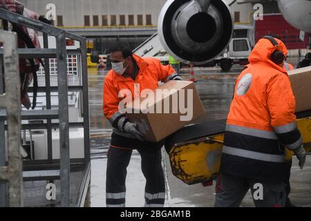 Roma. 20 aprile 2020. I lavoratori scaricano le forniture mediche da un aereo all'aeroporto Guglielmo Marconi di Bologna, 20 aprile 2020. La pandemia di coronavirus ha causato 24,114 vite in Italia bloccata, poiché per la prima volta le infezioni attive totali sono diminuite da quando la pandemia è scoppiata nelle regioni settentrionali il 21 febbraio, secondo gli ultimi dati pubblicati lunedì dal Dipartimento di protezione civile del Paese. Credit: Gianni Schicchi/Xinhua/Alamy Live News Foto Stock