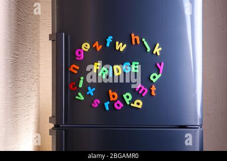 Il frigorifero di parola ha scritto fuori usando le lettere magnetiche colorate sul frigorifero Foto Stock