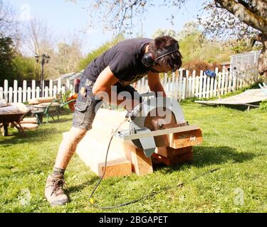 Un falegname professionale che lavora in un cantiere edile Foto Stock