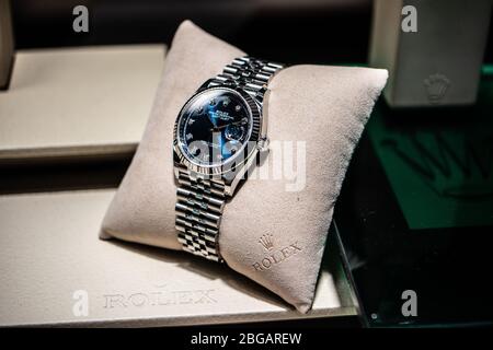 Ginevra, Svizzera, marzo 2020: Rolex vetreria con orologi meccanici alla  moda in vendita, Rolex è un produttore di orologi svizzeri di lusso Foto  stock - Alamy