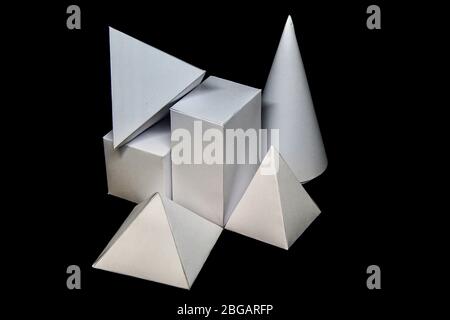 Carta bianca forme 3D su sfondo nero Foto Stock