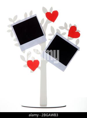 Supporto in forma di albero con schede fotografiche istantanee isolate su bianco Foto Stock