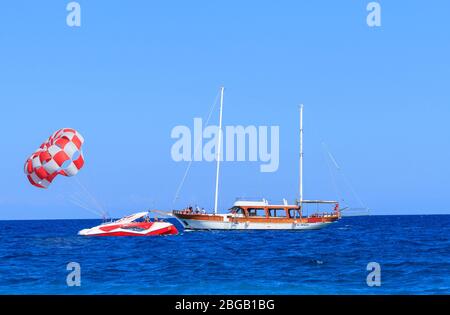 Kiris, Turchia - 17 giugno 2018: Yacht e barcha a motore con paracadute sul mare a Kiris, Turchia. Foto Stock