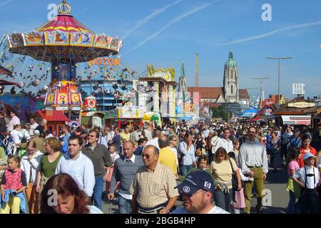 Monaco, Germania. 21 Apr 2020. A causa della pandemia del virus della corona: L'Oktoberfest 2020 viene annullato. Foto d'archivio: Oktoberfest Muenchen, folle, visitatori, panoramica della Baviera con giostre - sullo sfondo la Chiesa di San Paolo. | utilizzo nel mondo credito: dpa/Alamy Live News Foto Stock