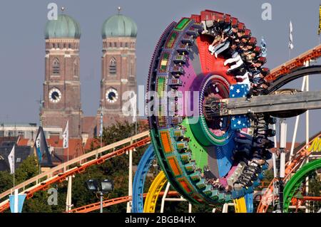 Monaco, Germania. 21 Apr 2020. A causa della pandemia del virus della corona: L'Oktoberfest 2020 viene annullato. Foto d'archivio; caratteristica, torri della Frauenkirche - un giro in primo piano, Oktoberfest Muenchen, Wiesn, Wiesen, Theresienwiese, 09/21/2006. | utilizzo nel mondo credito: dpa/Alamy Live News Foto Stock