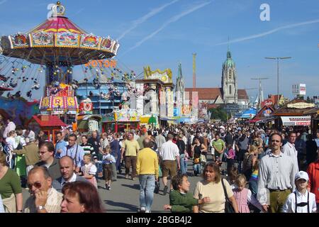 Monaco, Germania. 21 Apr 2020. A causa della pandemia del virus della corona: L'Oktoberfest 2020 viene annullato. Foto d'archivio: Oktoberfest Muenchen, folle, visitatori, panoramica della Baviera con giostre - sullo sfondo la Chiesa di San Paolo. | utilizzo nel mondo credito: dpa/Alamy Live News Foto Stock