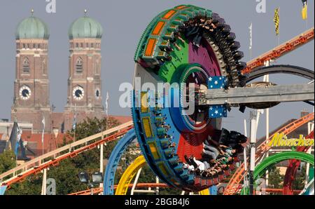 Monaco, Germania. 21 Apr 2020. A causa della pandemia del virus della corona: L'Oktoberfest 2020 viene annullato. Foto d'archivio; caratteristica, torri della Frauenkirche - un giro in primo piano, Oktoberfest Muenchen, Wiesn, Wiesen, Theresienwiese, 09/21/2006. | utilizzo nel mondo credito: dpa/Alamy Live News Foto Stock