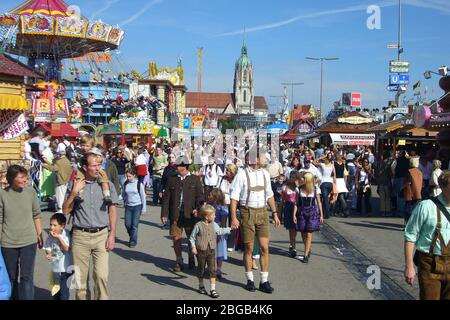 Monaco, Germania. 21 Apr 2020. A causa della pandemia del virus della corona: L'Oktoberfest 2020 viene annullato. Foto d'archivio: Oktoberfest Muenchen, folle, visitatori, panoramica della Baviera con giostre - sullo sfondo la Chiesa di San Paolo. | utilizzo nel mondo credito: dpa/Alamy Live News Foto Stock