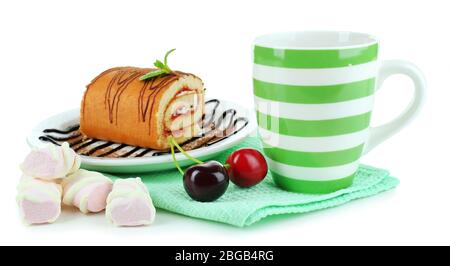 Tazza di tè e dolci isolati su bianco Foto Stock