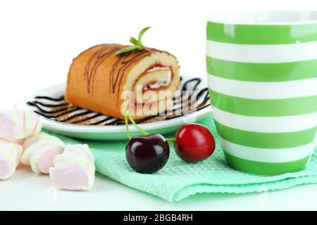 Tazza di tè e dolci isolati su bianco Foto Stock