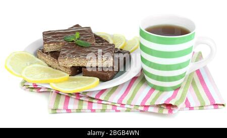 Tazza di tè e dolci isolati su bianco Foto Stock