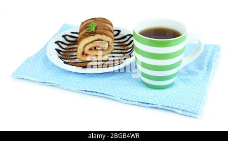 Tazza di tè e dolci isolati su bianco Foto Stock