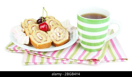 Tazza di tè e dolci isolati su bianco Foto Stock