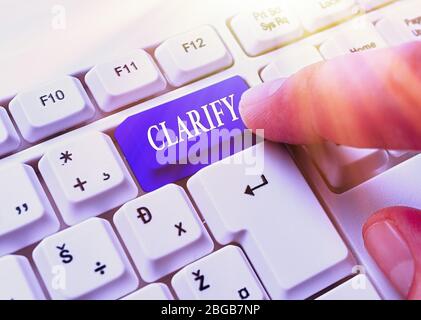 Scrittura concettuale della mano che mostra Chiarire. Il significato del concetto Rende una dichiarazione o una situazione meno confusa e più comprensibile Foto Stock