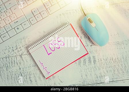 Scrittura concettuale della mano che mostra perdita. Concetto che significa il fatto che non avete più qualcosa o meno di qualcosa che scriva le attrezzature e comp Foto Stock