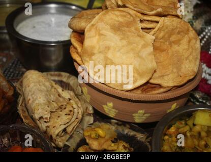 puri, profondo cappatti fritti, poori, pancake, servito in ciotola di fango con un tipico cibo indiano, puro stile abitanti del villaggio delizioso cibo Foto Stock