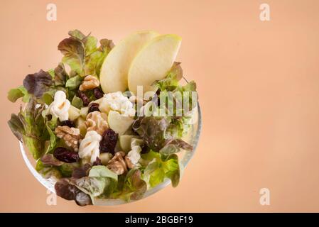 Insalata di mele Waldorf, uvetta di noci, lattuga e maionese Foto Stock