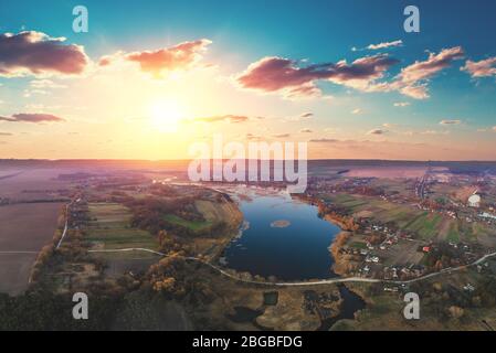 Paesaggio rurale di primavera in serata, vista aerea. Vista panoramica sul fiume sul prato al tramonto. Panorama da 9 immagini Foto Stock