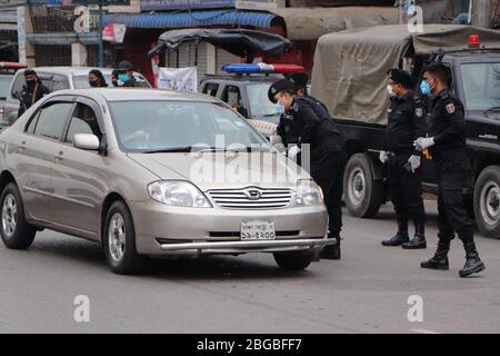 (200421) -- DHAKA, 21 aprile 2020 (Xinhua) -- i membri del Battaglione ad azione rapida del Bangladesh (RAB) controllano un'automobile fra la pandemia COVID-19 a Dhaka, Bangladesh, il 20 aprile 2020. (RAB/Handout via Xinhua) Foto Stock