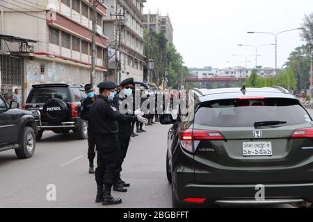 (200421) -- DHAKA, 21 aprile 2020 (Xinhua) -- i membri del Battaglione ad azione rapida del Bangladesh (RAB) controllano un'automobile fra la pandemia COVID-19 a Dhaka, Bangladesh, il 20 aprile 2020. (RAB/Handout via Xinhua) Foto Stock