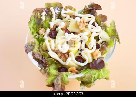 Insalata di mele Waldorf, uvetta di noci, lattuga e maionese Foto Stock