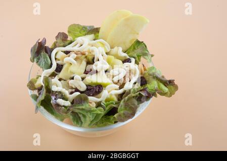 Insalata di mele Waldorf, uvetta di noci, lattuga e maionese Foto Stock