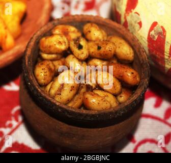 Arachidi arrostite, arachidi, goober, scimmia, tassonomicamente cibo indiano servito in Mud Bowl, con un tipico spuntino indiano, puro stile abitanti del villaggio delizioso antipasto Foto Stock