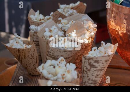 Popcorn in un sacchetto di carta esposto per la vendita sul mercato stradale Foto Stock