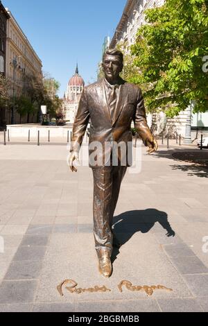 BUDAPEST, UNGHERIA - 20 APRILE 2020: Statua dell'ex presidente degli Stati Uniti Ronald Reagan sullo sfondo del Palazzo del Parlamento ungherese Foto Stock