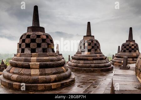 Stupa perforata al Tempio di Borobudur, Yogyakarta, Giava Centrale, Indonesia Foto Stock