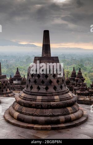 Stupa perforata al Tempio di Borobudur, Yogyakarta, Giava Centrale, Indonesia Foto Stock