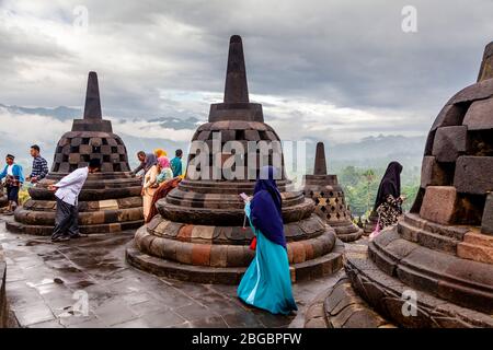 Visitatori nazionali indonesiani al Tempio di Borobudur, Yogyakarta, Giava Centrale, Indonesia Foto Stock