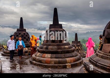 Visitatori nazionali indonesiani al Tempio di Borobudur, Yogyakarta, Giava Centrale, Indonesia Foto Stock